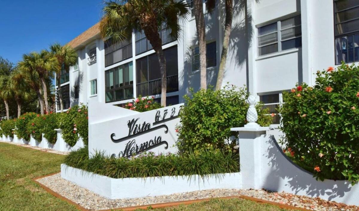 Updated Condo With Pool, Walk To Crescent Beach & Restaurants! Sarasota megye Kültér fotó