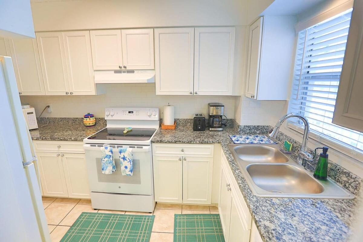 Updated Condo With Pool, Walk To Crescent Beach & Restaurants! Sarasota megye Kültér fotó