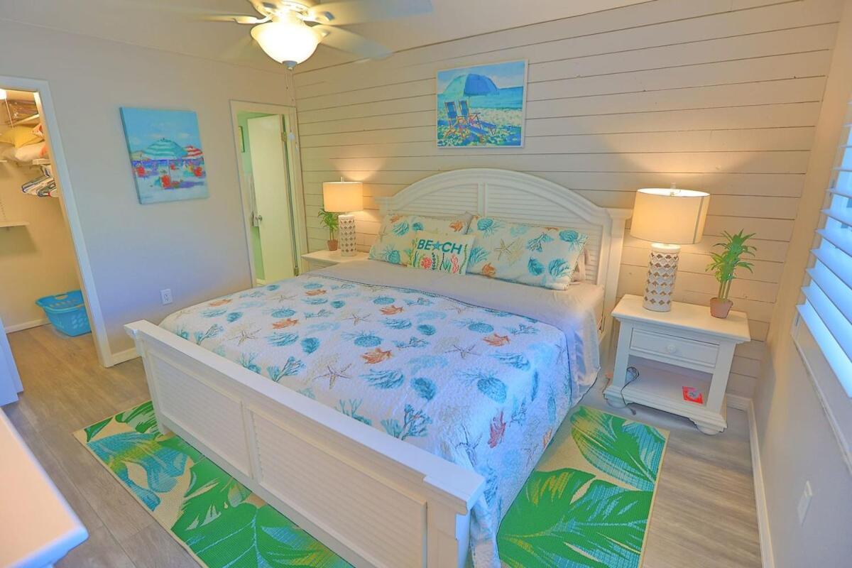 Updated Condo With Pool, Walk To Crescent Beach & Restaurants! Sarasota megye Kültér fotó