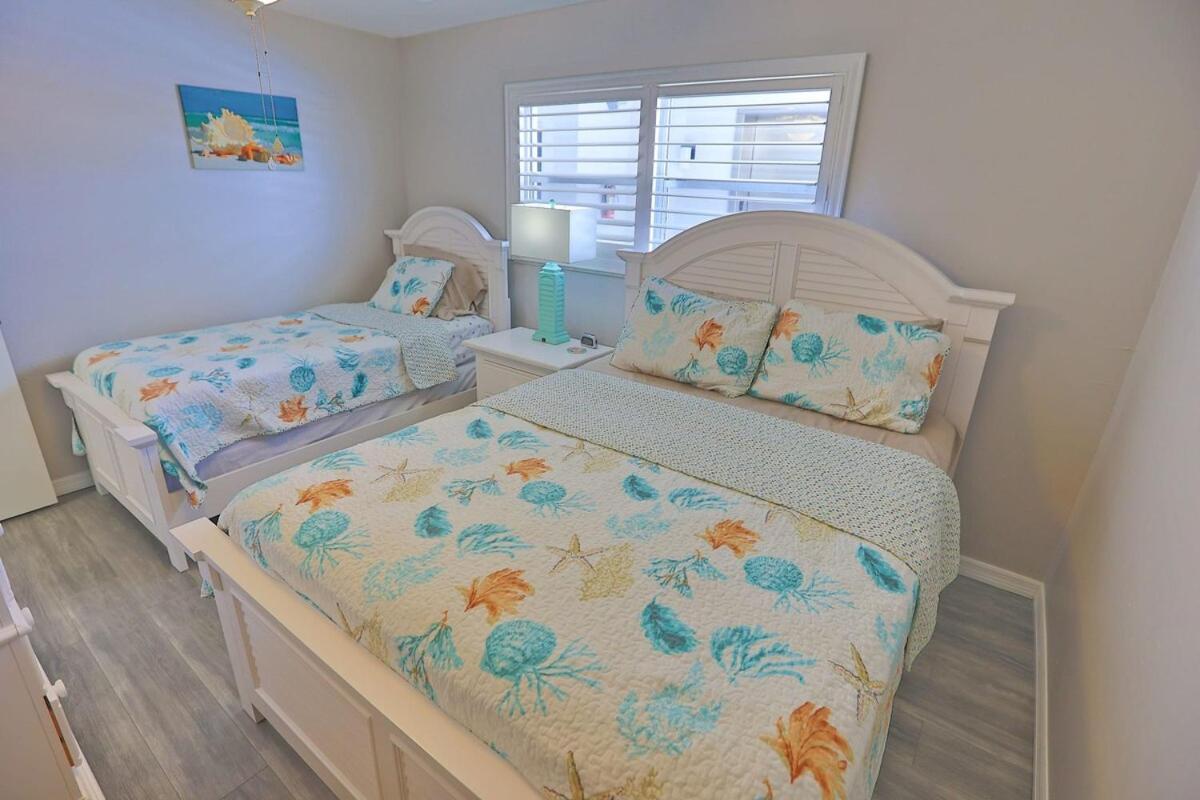 Updated Condo With Pool, Walk To Crescent Beach & Restaurants! Sarasota megye Kültér fotó
